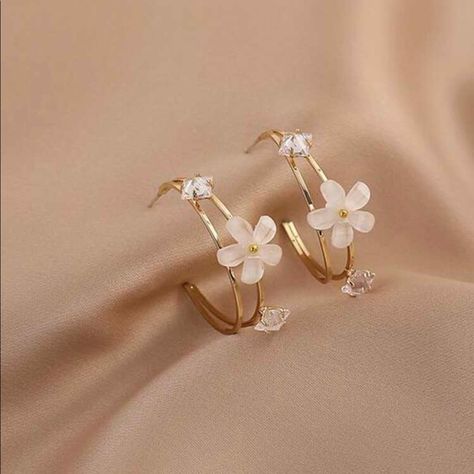 Beautiful New Flower Hoop Earrings ! Gold Tone With Flower Details Fantasy Earrings, Pretty Jewelry Necklaces, Fancy Jewellery Designs, Jewelry Accessories Ideas, Fancy Jewellery, Jewelry Lookbook, Trendy Earrings, Fancy Jewelry, Pretty Earrings