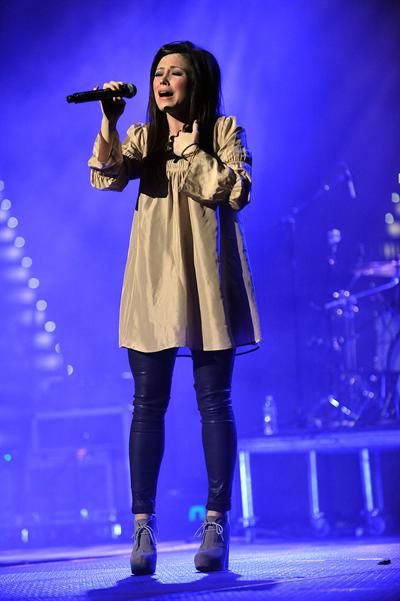 I would want to do this. sing for Jesus and show the passion and love he has for me Kari Jobe Style, Worship Leader Outfit, Worship Outfits, Winter Jam, Kari Jobe, How To Sing, Worship Leader, The Melody, Musical Note