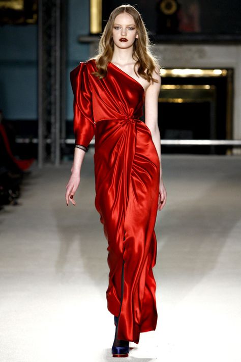 Roksanda Fall 2011 Ready-to-Wear Fashion Show - Yulia Musieichuk Roksanda Ilincic, Satin Fashion, Gala Dresses, Closet Fashion, Red Outfit, Gorgeous Gowns, Event Dresses, Satin Dresses, Look Fashion