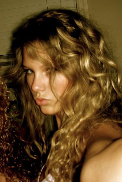 rare taylor swift Taylor Swift Curls, Taylor Swift Curly Hair, Rare Taylor Swift, Vintage Prom, Natural Curls Hairstyles, Taylor Swift Hair, Taylor Swift 13, Taylor Alison Swift, Natural Curls