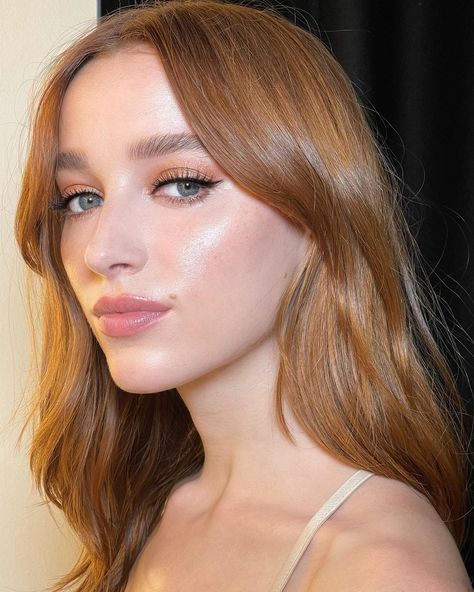 🌟PHOEBE DYNEVOR FOR NEW! BEAUTIFUL SKIN FOUNDATION 🤩🌟 Beautiful, healthy looking skin on the STUNNING @phoebedynevor 💕 Swipe right to see… Phoebe Dyvenor Hair, Emma Vanity, Light Auburn Hair, Hair Pale Skin, Redhead Makeup, Phoebe Dynevor, Natural Red Hair, Ginger Hair Color, Makeup For Blondes