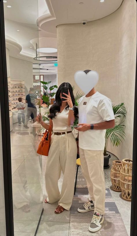 Cute Dubai Outfits, Couple Travel Outfit, Dressy Couples Outfits, Couple Outfit Casual, Couple Linen Outfit, Couples Classy Outfits, Complementary Couples Outfits, Twining Outfits Couples, Cordinate Outfit Couples