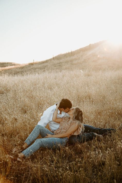 Couple Picture Outfit Ideas Summer, Sitting Couples Poses, Engagement Photos Golden Hour, Sunset Couple Pictures, Whimsical Engagement Photos, Lake Engagement Pictures, Couple Inspo, Engagement Picture Outfits, Summer Country