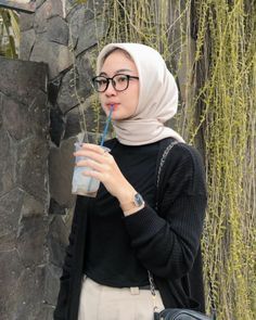 900+ Outfit ideas in 2022 | model pakaian, gaya model pakaian, model pakaian remaja Black Outfit Hijab, Tutorial Hijab Pashmina, Outfit Hijab Casual, Ootd Hijab Casual, Black Hijab, Pashmina Hijab Tutorial, Hijab Style Casual, Casual Hijab, Style Hijab