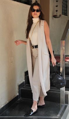 Indian Professional Outfits Women, Office Outfits Women Indian Western, Casual Indian Outfits Street Styles, Bollywood Street Style, Bollywood Casual Outfits, Tara Sutaria, Celebrity Casual Outfits, Casual Indian Fashion, Casual College Outfits