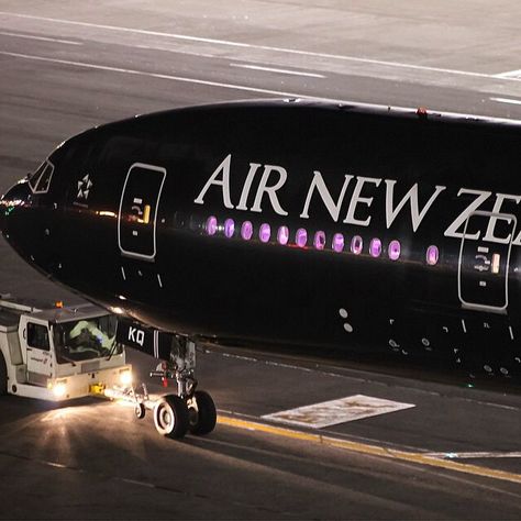 Air New Zealand B777 @sfo_aviation_spotting Air New Zealand Planes, Plane Flight, Air New Zealand, Boeing Aircraft, Passenger Aircraft, Singapore Airlines, Aircraft Photos, Boeing 777, General Aviation