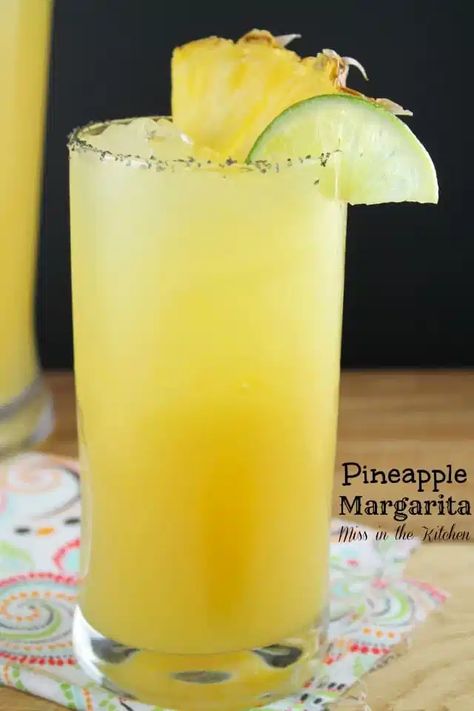 Pineapple Margaritas (Recipe & Video) - Miss in the Kitchen Pineapple Margaritas, Pineapple Margarita Recipe, Pineapple Margarita, Mango Margarita, Fresh Pineapple, Margarita Cocktail, Milk Shakes, Think Food, Margarita Recipes