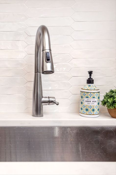 white picket tile backsplash Picket Backsplash, Picket Tile Backsplash, Picket Tile, Kitchen Cabinets And Backsplash, Contemporary Backsplash, Backsplash Design, Cream Cabinets, White Kitchen Backsplash, Classic White Kitchen