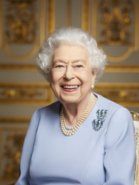 The Royal Family on Twitter: "Ahead of Her Majesty The Queen’s State Funeral, a new photograph has been released. The photo was taken to mark Her Majesty’s Platinum Jubilee - the first British Monarch to reach this milestone. Tomorrow, millions will come together to commemorate her remarkable life. https://t.co/UyVfjVvJgw" / Twitter Princesa Margaret, Rainha Elizabeth Ii, Reine Elizabeth Ii, Reine Elizabeth, Elisabeth Ii, Prince Phillip, Isabel Ii, Princess Margaret, Her Majesty The Queen