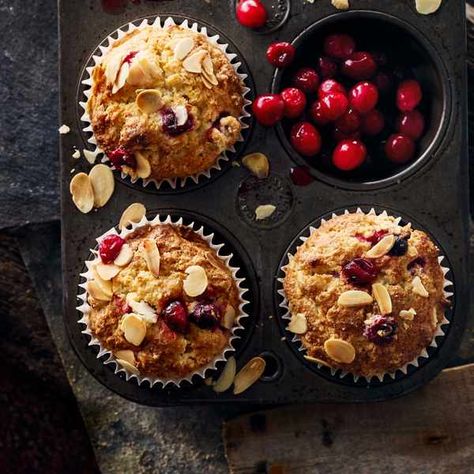 Cranberry and almond muffins: Muffin Recipes #muffins #cranberryrecipe #almonds Raspberry Breakfast, Christmas Morning Recipes, Easy Christmas Breakfast, Food For Christmas, Almond Muffins, Snack Easy, Christmas Breakfast Recipe, Healthy Breakfast Muffins, Cranberry Muffins