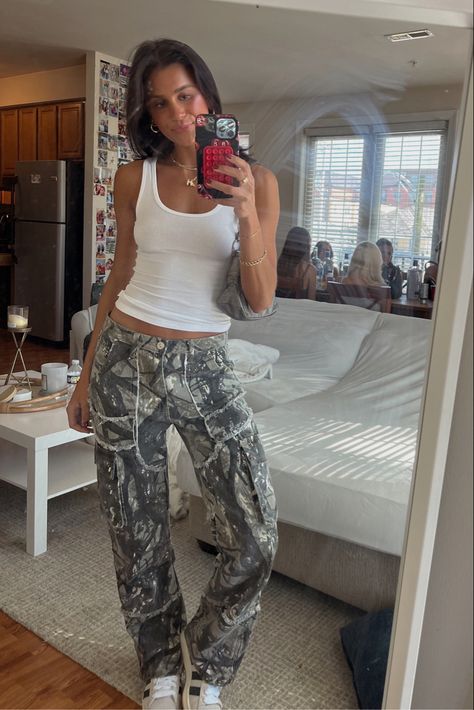 Aesthetic Camo Outfit, Camo Pants Outfit Women, Camo Jeans Outfit, Camo Aesthetic, Camo Pants Outfit, Camo Outfits, Nashville Outfits, Camo Cargo Pants, Outfit Inspo Casual