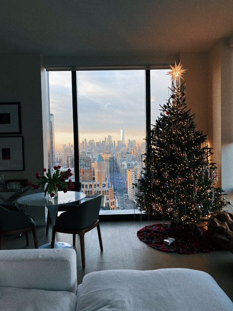 Christmas City Apartment, Nyc Houses Inside, Christmas New York Apartment, Nyc Apartment Cozy, New York Townhouse Aesthetic, Christmas Tree In Apartment, Christmas Penthouse, Christmas Tree Apartment, New York Apartment Aesthetic