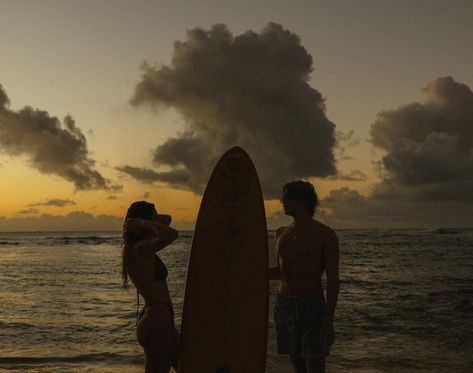 Beach Couple Pics, Surfer Couple, Beach Pic Inspo, Couple Photo Ideas, Beach Couple, Beach Pic, Paradise On Earth, Couple Photo, Dream Lifestyle