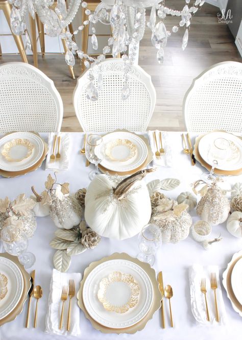 Elegant Thanksgiving Table In White & Gold #thanksgivingtable #thanksgivingdecorations #falltablescape #falltable #velvetpumpkins #glitterpumpkins #zgalleriemoment #hotskwash #whiteandgold #placesetting #glamdecor White And Gold Table Setting, White Thanksgiving Decor, Gold Thanksgiving Table, White And Gold Table, Thanksgiving Table Settings Elegant, Elegant Thanksgiving Table, Pumpkin Tablescape, Halloween Chic, Gold Table Setting