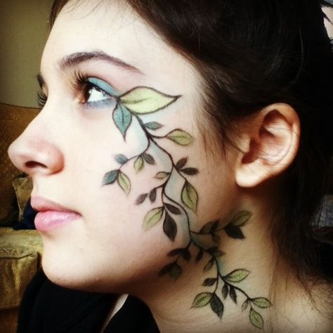 Tree Makeup Halloween, Tree Face Makeup, Plant Themed Makeup, Forest Makeup Looks, Poison Ivy Face Paint, Druid Makeup Elves, Vine Face Paint, Forest Eye Makeup, Ivy Face Paint