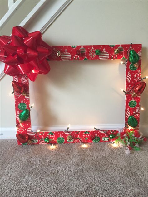 Christmas Party Friends, Grinch Whoville, Christmas Party Activities, Diy Christmas Party, Christmas Party Photo, Adult Christmas Party, Whoville Christmas, Christmas Photo Frame, Work Christmas Party