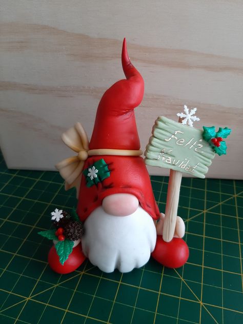 Fondant Christmas Decorations, Clay Christmas Gnomes, Polymer Clay Gnomes, Christmas Knomes, Clay Gnomes, Božićni Ukrasi, Making Paper Mache, Diy Projects Gifts, Air Dry Clay Projects