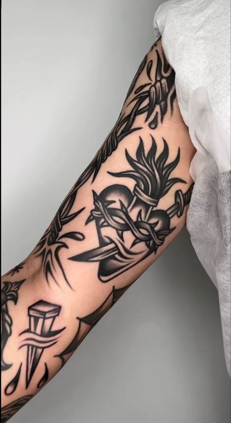 Knee Tattoo Men Traditional, Traditional Black Tattoo Sleeve, Traditional Bicep Tattoo, Tatto Old Scold, Old School Hand Tattoo, Traditional Tattoo Art Black And White, Black American Traditional Tattoo, Oldschool Tattoo Black, Traditional Black And Grey Tattoos