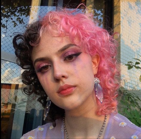 Melanie Martinez Curly Hair, Melanie Martinez Mullet Hair, Melanie Martinez Inspired Hairstyles, Pink Half Hair, Melanie Martinez Pink Hair, Melanie Martinez Hair Inspiration, Short Pink Curly Hair, Pink Mullet, Half Colored Hair