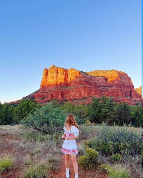 Hiking Instagram Pictures, Grand Canyon Outfit, Arizona Senior Pictures, Grand Canyon Pictures, Desert Photoshoot Ideas, Arizona Aesthetic, Senior Photoshoot Poses, Grand Canyon University, Trip To Grand Canyon