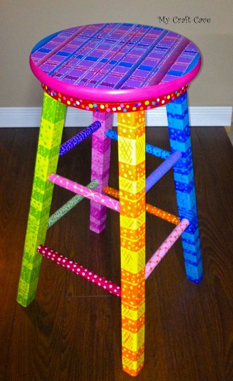 A normal, wooden stool turned fabulous. #DIY Candlestick Painting, Upcycle Boxes, Painted Bar Stools, Diy Bar Stools, Hand Painted Chairs, Wooden Benches, Diy Stool, Painted Stools, Whimsical Painted Furniture