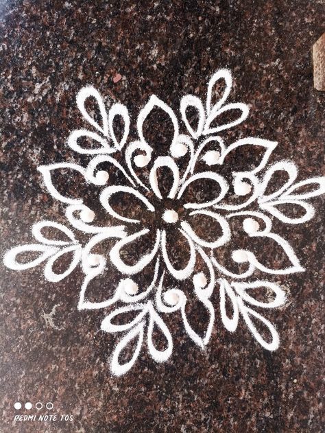 Beautiful Rangoli simpal designed Telgu Rangoli Designs, Satyanarayana Pooja Rangoli, Easy Alpona Designs, Simpal Rangoli Designs, Rongali Design, Rangoli Kolam Designs Simple, Small Rangoli Design For Daily, Daily Rangoli Designs Easy, Small Rangoli Designs