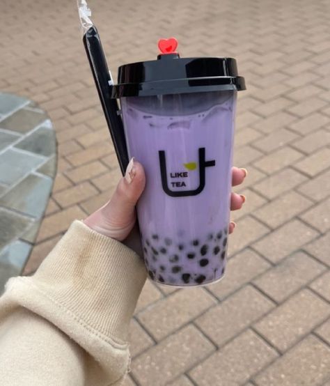 Taro Bubble Tea, Taro Boba, Resep Smoothie, Bubble Tea Boba, Boba Drink, Bubble Milk Tea, Sweet Drinks, Pretty Drinks, Food Drinks Dessert