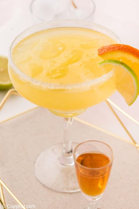 Olive Garden Italian Margarita takes a classic cocktail to a whole new tasty level! Get the easy copycat recipe and learn how to make the best margarita with tequila, triple sec, orange juice, sour mix, and a side of amaretto. This delicious homemade margarita on the rocks is great for any fun occasion. #margarita #cocktailrecipe #copycat #copycatrecipe Olive Garden Italian Margarita Recipe, Garden Margarita, Margaritas On The Rocks, Italian Margarita, Garden Italian, Best Margarita, Homemade Margaritas, Olive Garden Recipes, Margarita On The Rocks