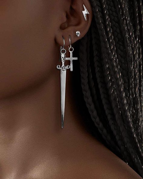 Earrings 2023, A Life Less Ordinary, Types Of Ear Piercings, Look Grunge, Cool Ear Piercings, Pretty Ear Piercings, Grunge Jewelry, Cool Piercings, Edgy Jewelry