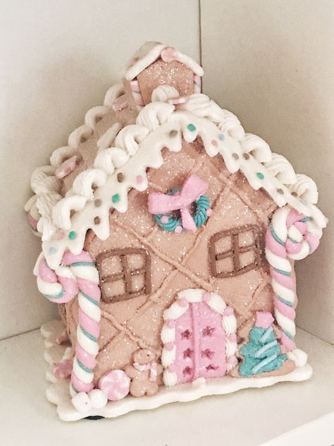 Pink Gingerbread House Aesthetic, Pink Christmas Gingerbread House, Pinkmas Diy, Kawaii Gingerbread House, Coquette Gingerbread House, Wonyoungism Christmas, Girly Christmas Aesthetic, Aesthetic Gingerbread House, Pink Gingerbread Christmas