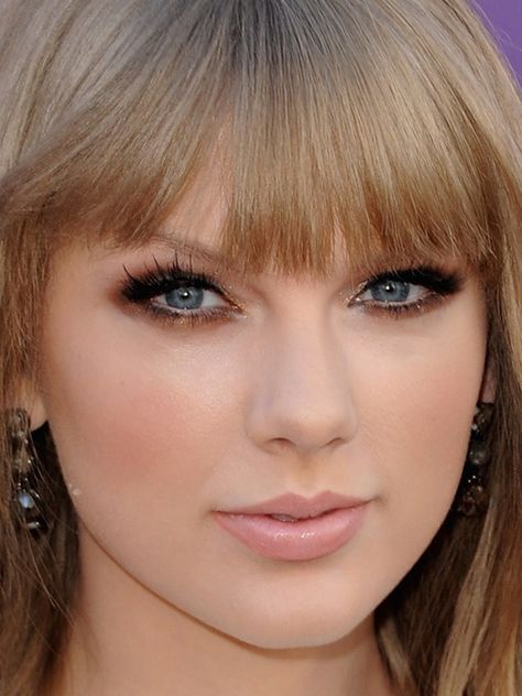 Carrie Underwood Makeup, Trucco Smokey Eye, Hairstyle Fringe, Taylor Swift Makeup, Pale Pink Lips, Celebrity Beauty Secrets, Small Eyes, Swift Taylor, Bluish Green Eyes