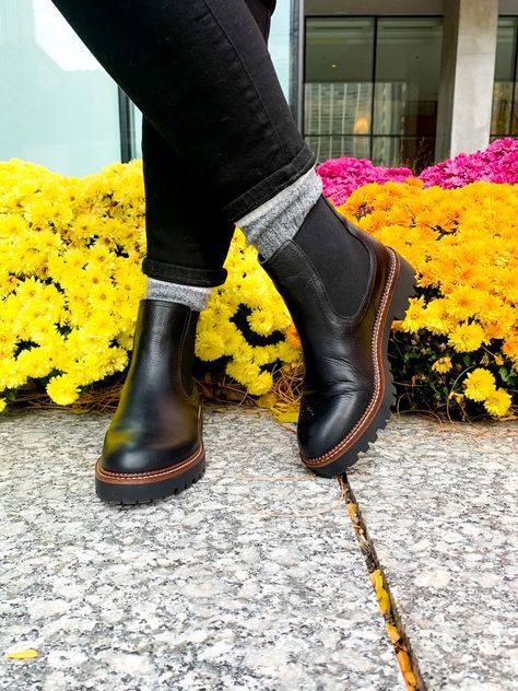 Caslon Chelsea Boot Outfit, Styling Black Ankle Boots, Chelsea Boots Socks, Jeans Chelsea Boots Outfit, Plus Size Chelsea Boots Outfit, Chelsea Boots Leggings Outfit, Chelsea Boots Aesthetic, Chelsea Boots With Skirt, How To Wear Chelsea Boots