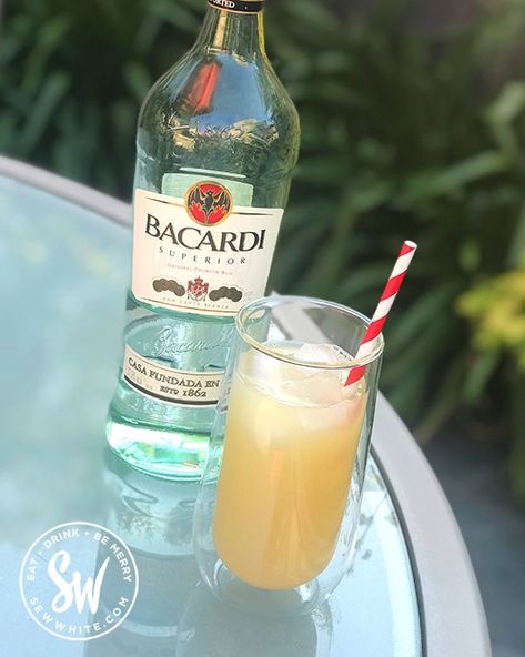 A fresh and fruity easy drink, the White Rum Pineapple Cocktail is quick to make. This no shake, tall drink will refresh you on a sunny day at home or will be a hit at a party or event with friends and family. Pineapple Cocktail Recipes, Rum Drinks Easy, Bacardi White Rum, Easy Drinks To Make, Raspberry Cocktail, Apple Cocktail, Pineapple Cocktail, Bacardi Rum, Easy Cocktail