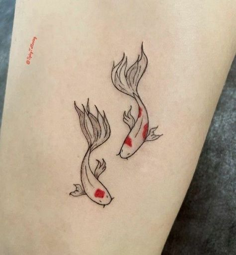 Small Fish Tattoos, Koi Fish Tattoos, Wörter Tattoos, Koi Tattoo, Petite Tattoos, Getting A Tattoo, Koi Fish Tattoo, Red Ink Tattoos, Geniale Tattoos