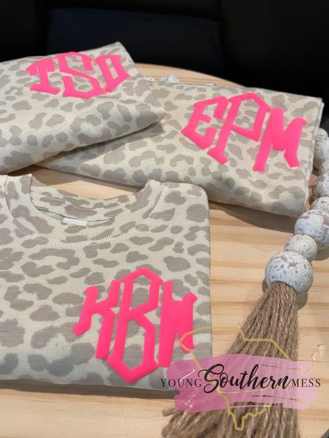 Custom leopard puff monogram t-shirt featuring a bold design, perfect for making a stylish statement. Monogrammed Shirts For Women, Initial Shirts Vinyl Ideas, Puff Vinyl Shirt Ideas Fall, Vinyl Monogram Shirt, Monogram Shirts For Women, Puff Vinyl Shirts, Puff Htv Shirt Ideas, Cute Cricut Shirts For Women, Puffy Vinyl Shirt Ideas