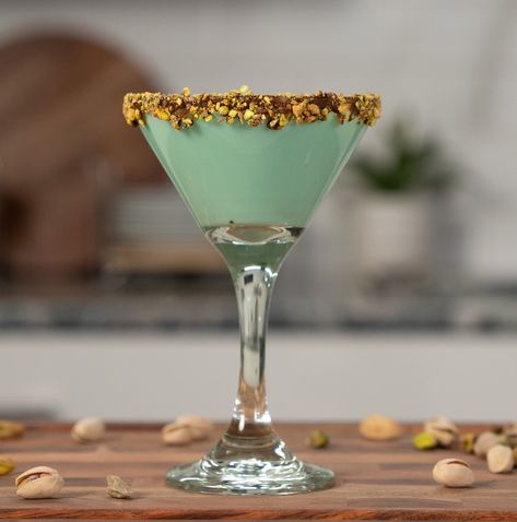 Pistachio Martini Recipe, Pistachio Martini, Pistachio Drink, Crushed Pistachios, Martini Recipes Vodka, Butternut Squash Recipes Roasted, Bartender Drinks Recipes, Christmas Party Drinks, Liquor Recipes