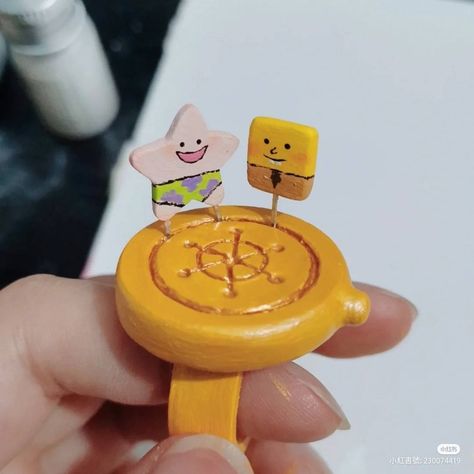 Hello Kitty Getting Arrested, Spongebob Pottery, Clay Spongebob, Spongebob Clay, Spongebob Diy, Sculpture Art Clay, Tanah Liat, Clay Diy Projects, Sponge Bob