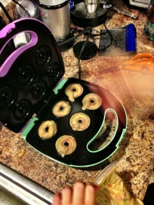 Donut Maker Machine, Mini Donut Maker, Best Gifts Under 50, Mini Donuts Maker, Kid Friendly Breakfasts, Maple Frosting, Spring Roll Wrappers, Donut Maker, American Cake