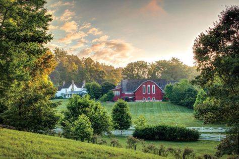 20 Charming Mountains Towns to Visit This Fall Virginia Wine Country, Blackberry Farm, Blackberry Farms, Mother Daughter Trip, Spring Getaway, Fall Vacations, Fall Getaways, Mountain Town, Fall Travel