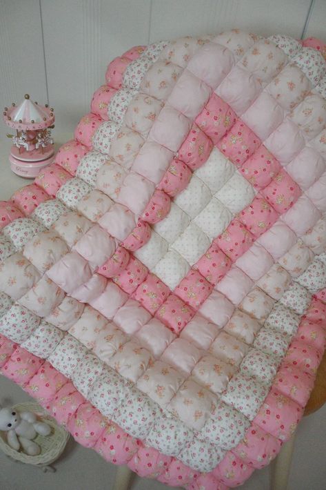 Biscuit Quilt, Puffy Quilt, Bubble Quilt, Puff Quilt, Patchwork Baby, Baby Quilt Patterns, Quilt Baby, A Teddy Bear