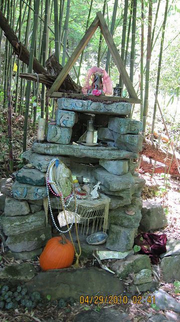 http://www.flickr.com/photos/randywicker/4610145172/ Witchy Garden Ideas, Pagan Alter, Outdoor Witch, Sacred Space Altar, Witchy Garden, Tattoo Plant, Meditation Altar, Wiccan Altar, Pagan Altar