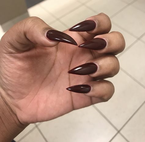 Maroon Nails #nailart #stilettoshape #longnails #rednails #gelnails Brown Pointy Nails, Brown Nails Stiletto, Maroon Pointy Nails, Burgundy Nails Stiletto, Maroon Stiletto Nails, Burgundy Pointy Nails, Dark Red Stilletos Nails, Merlot Nails, Dark Red Nails Stiletto