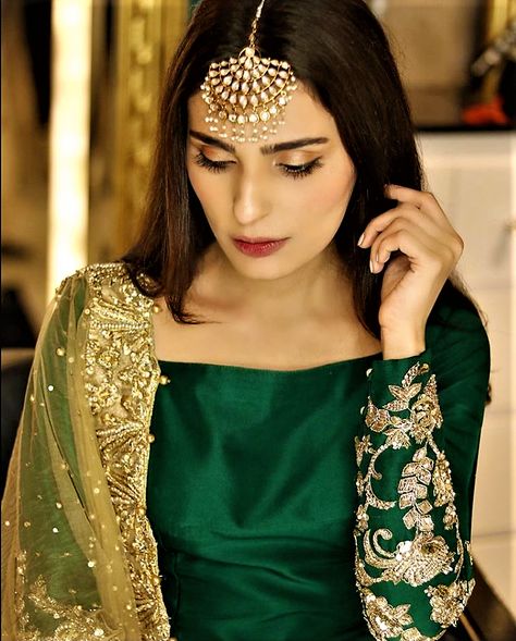 Mehendi Event, Golden Dupatta, Mehndi Function, Asian Wedding Dress Pakistani, Dress Pakistani, Celebrity Fashion Outfits, Ethnic Beauty, Suits Punjabi, Function Dresses