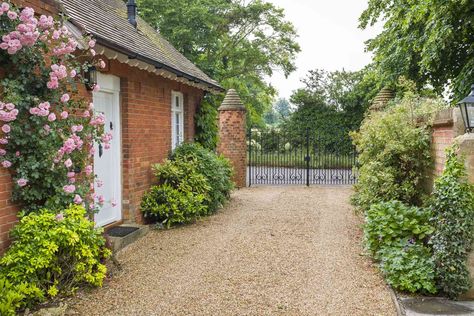 Make Your Gravel Driveway Look Grand With These 8 Edging Ideas Crushed Gravel Driveway, Gravel Driveway Ideas, Gravel Driveway Edging, Gravel Drive, Driveway Edging, Gravel Parking, Overall Design, Gravel Driveway, Pea Gravel