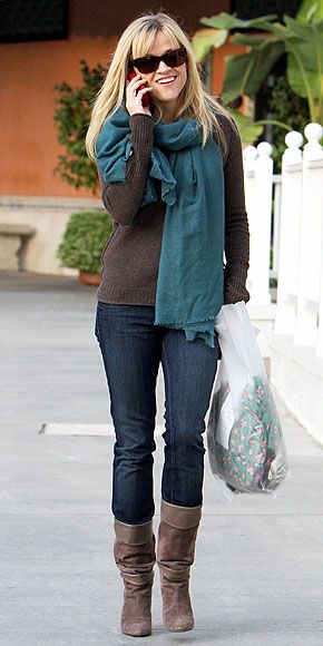 Reese Witherspoon - so classic and chic!  Love her! Reece Witherspoon, Reese Witherspoon Style, Teal Scarf, Simple Style Outfits, Mode Tips, Reese Witherspoon, Jeans Casual, Work Wardrobe, Fall Winter Outfits