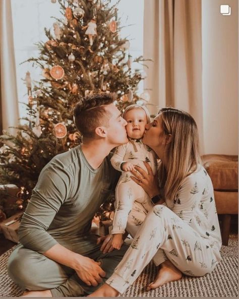 Torturi Baby Shower, Kiss On The Cheek, Christmas Baby Pictures, Christmas Poses, Christmas Family Photoshoot, Christmas Tree Pictures, Baby Christmas Photos, Photo Rose, First Christmas Photos