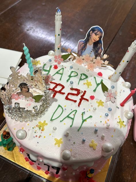 Sakura Lesserafim, Sakura Miyawaki, Birthday Posts, Birthday Photos, Happy Day, Nom Nom, Birthday Cake, Cake, Birthday