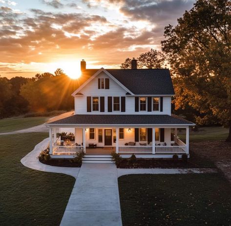 Southern House Exterior, Old Farmhouse Exterior, Southern Colonial Homes, House With Wrap Around Porch, Southern Colonial, Southern House, Luxury Beach House, American Houses, Modern Farmhouse Plans