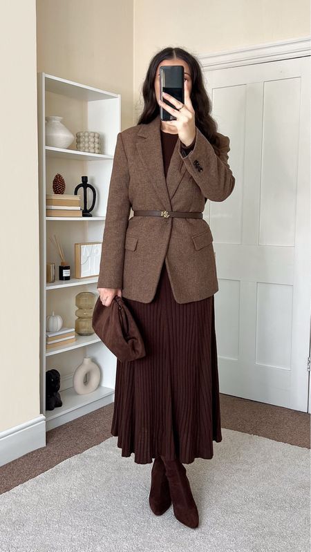 Vintage Formal Outfit For Women, Quirky Chic Style, Modest Interview Outfit, Winter Outfit Modest, Vintage Layered Outfits, Warm Dressy Winter Outfits, Vintage Classic Outfits, Castlecore Outfit, British Outfits Women