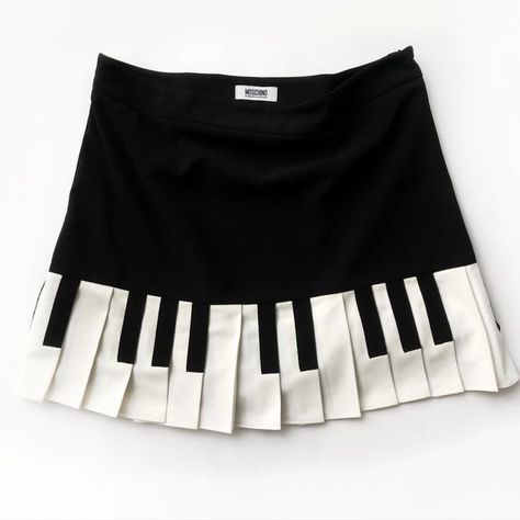 ًًً on X: "Moschino’s ‘90s Pleated Piano Skirt https://t.co/qWgHNQnM8Z" / X Piano Outfit, Piano Clothes, Piano Skirt, White Pleated Skirt, Grunge Girl, Model Fits, Moschino, Pleated Skirt, Piano